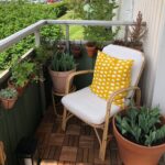 Balcón pequeño cuadrado con plantas