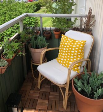 Balcón pequeño cuadrado con plantas