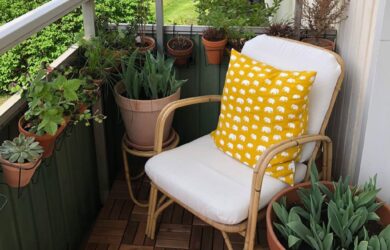 Balcón pequeño cuadrado con plantas