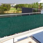 Malla de ocultación verde en terraza con vistas