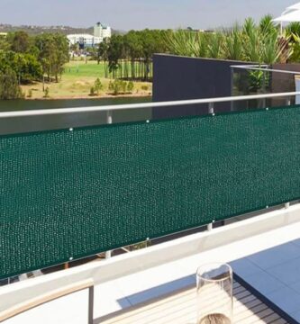 Malla de ocultación verde en terraza con vistas