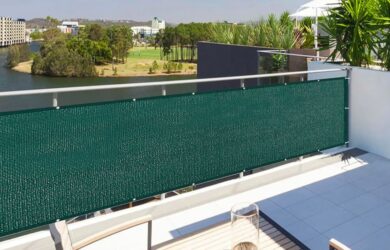 Malla de ocultación verde en terraza con vistas