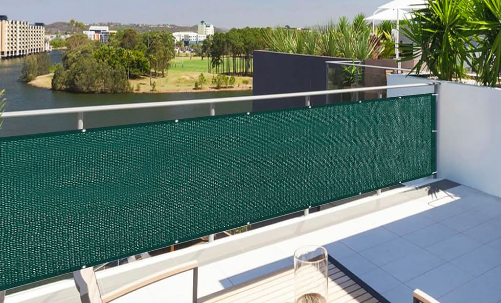 Malla de ocultación verde en terraza con vistas