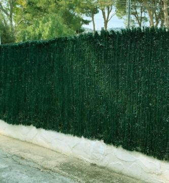 Seto artificial en valla de jardín