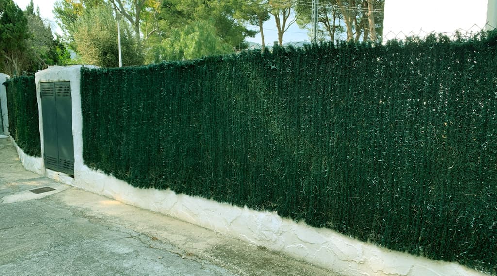 Seto artificial en valla de jardín